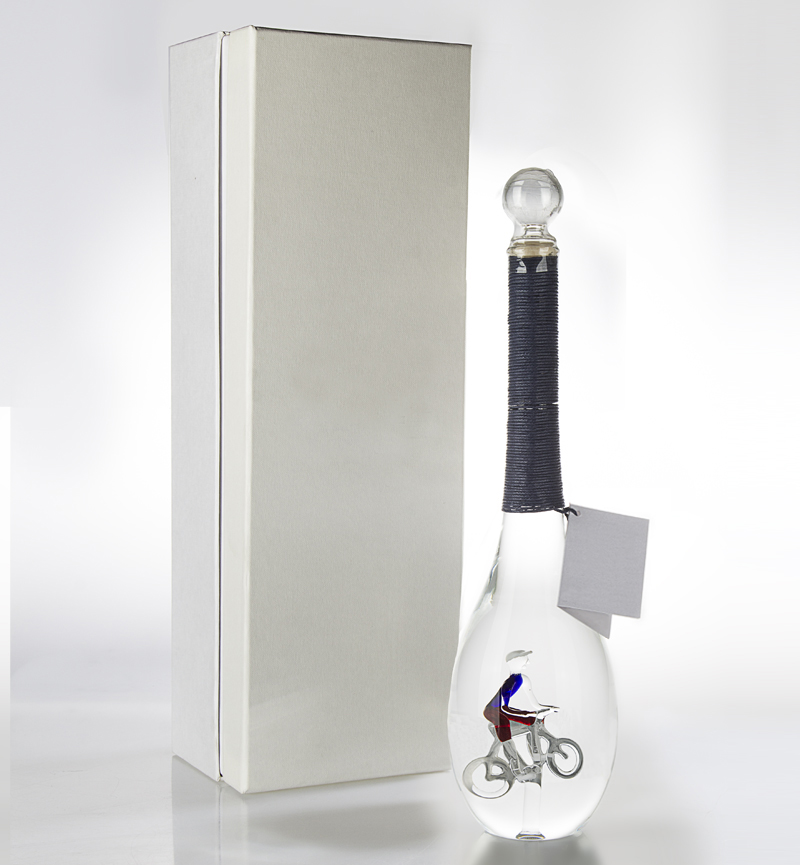 Велосипедист внутри бутылки с "Царской"